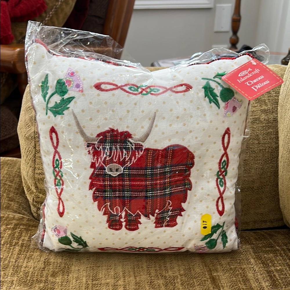 NWT Plaid Highland Cow And Scottish Thistle Throw Pillow